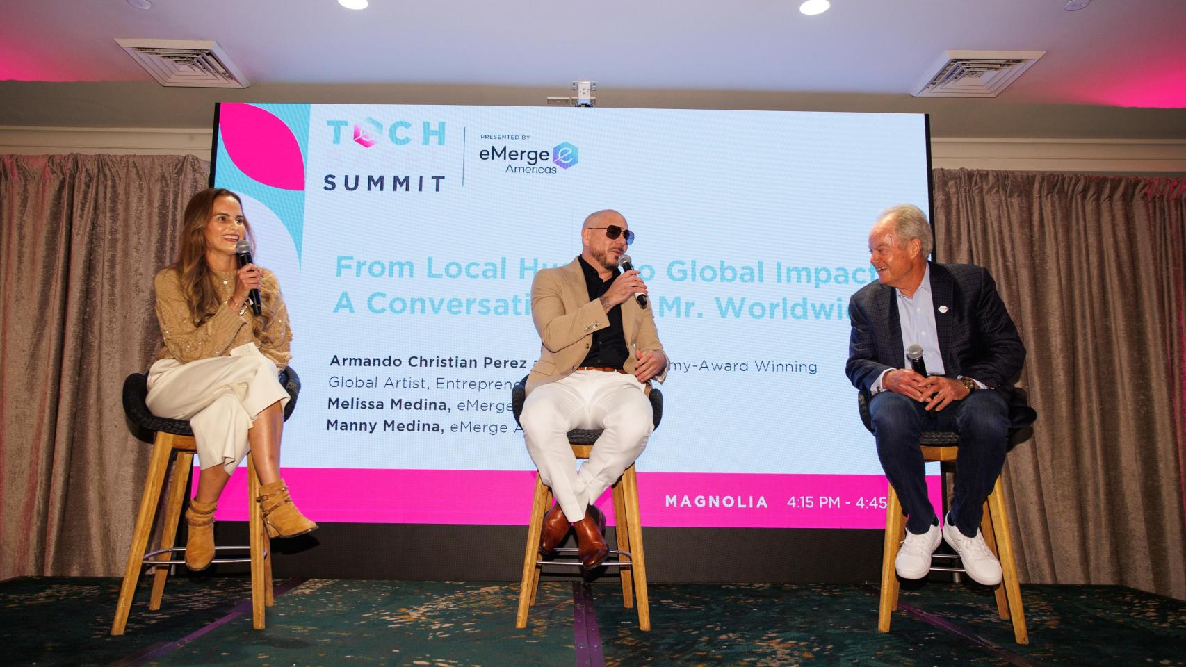 Pitbull con Melissa y Manny Medina en una edición anterior.