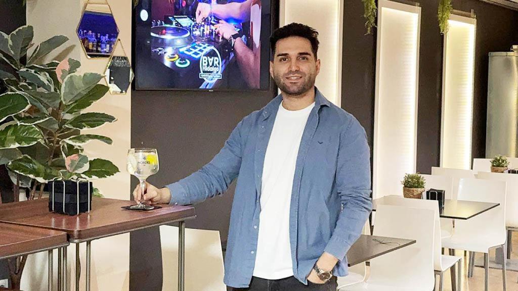 Raúl Gómez Bayón en su bar de La Seca