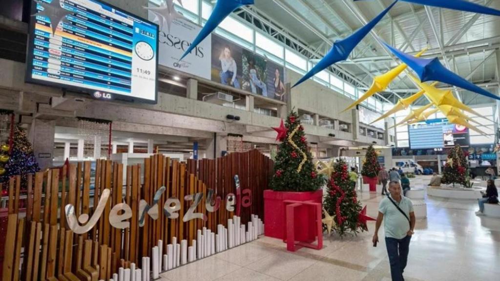 Una persona camina por el Aeropuerto Internacional Simón Bolívar este lunes, en Maiquetia (Venezuela).