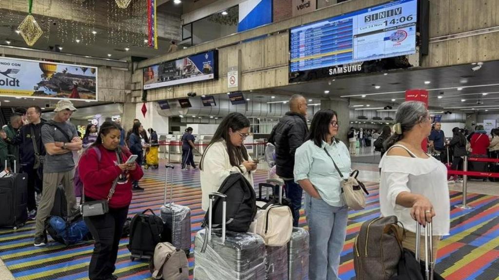 Fotografía de un grupo de viajeros este lunes en el aeropuerto internacional Simón Bolívar, que sirve a Caracas, en Maiquetía (Venezuela).