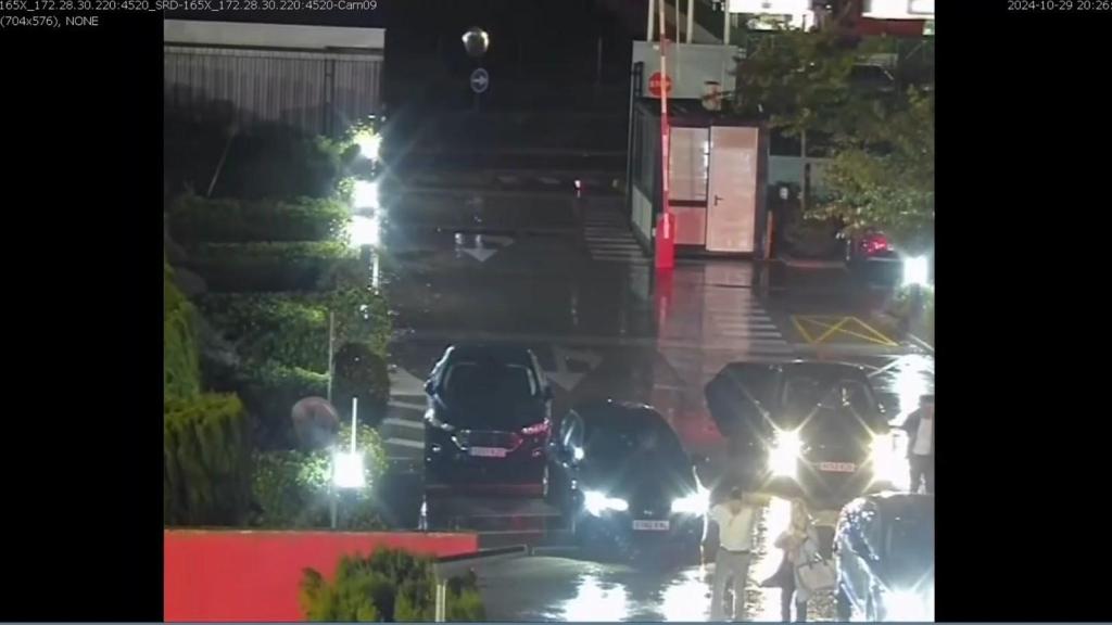 Uno de los vídeos inéditos de Mazón a su llegada al Cecopi la tarde de la dana. EE