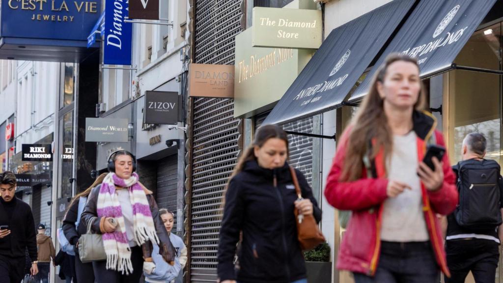 Gente paseando en el centro de una ciudad europea.