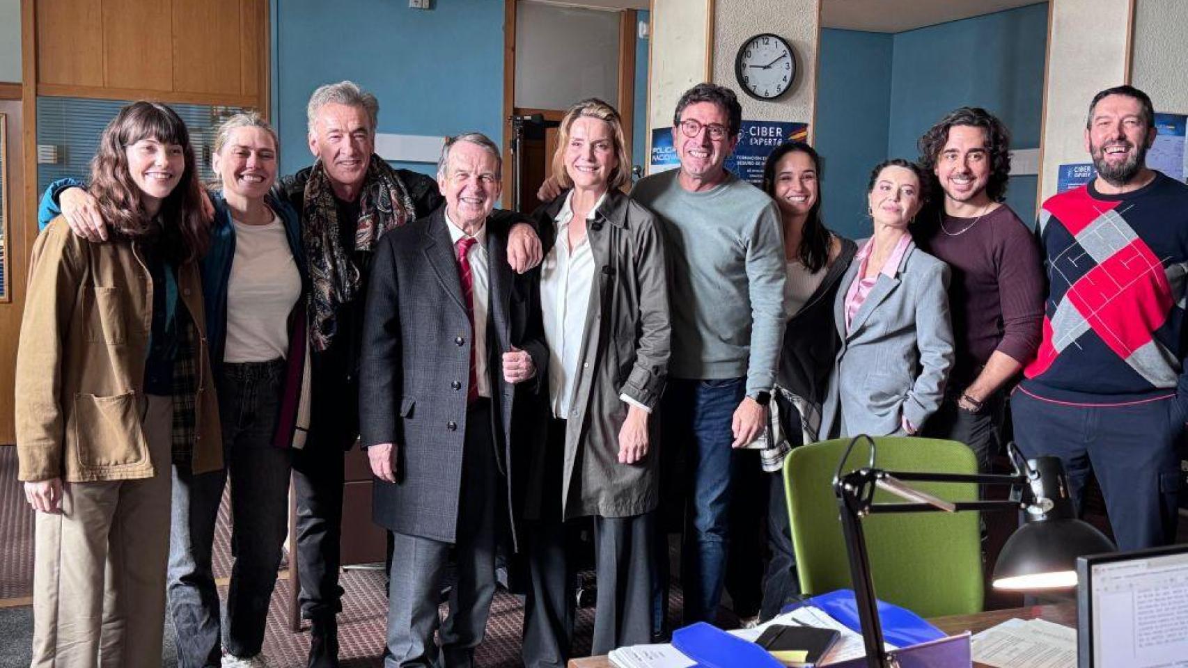 El alcalde Vigo durante su visita al set de rodaje de la serie Ágata y Lola, de Atresmedia