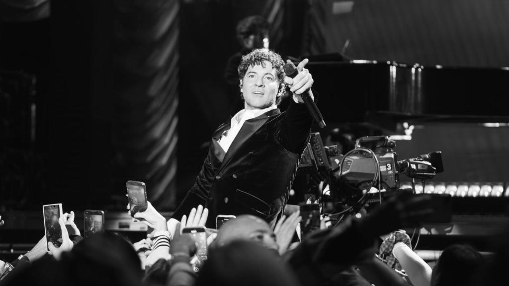 David Bisbal con un traje de Félix Ramiro en un concierto.