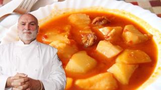 El chef José Andrés junto a un plato de patatas a la riojana.