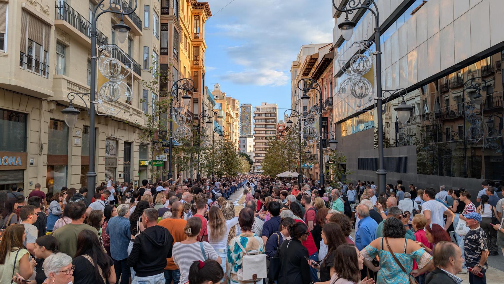 La avenida Constitución repleta de gente en el día del récord de la coca de mollitas.