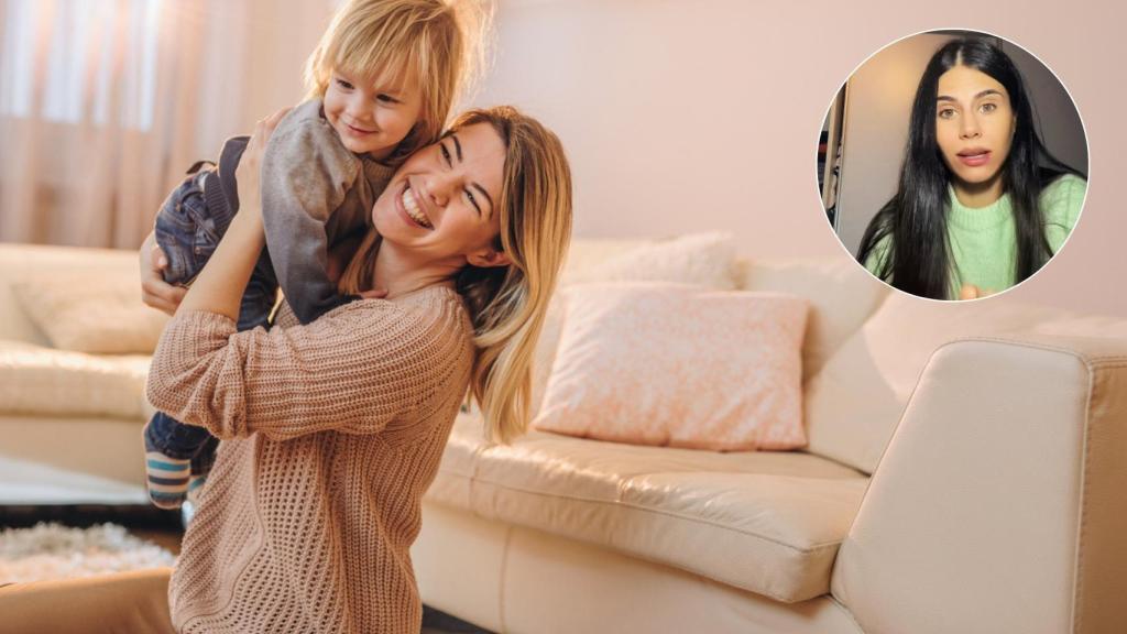 Una madre feliz con su hijo en brazos y la abogada Carmen Núñez.