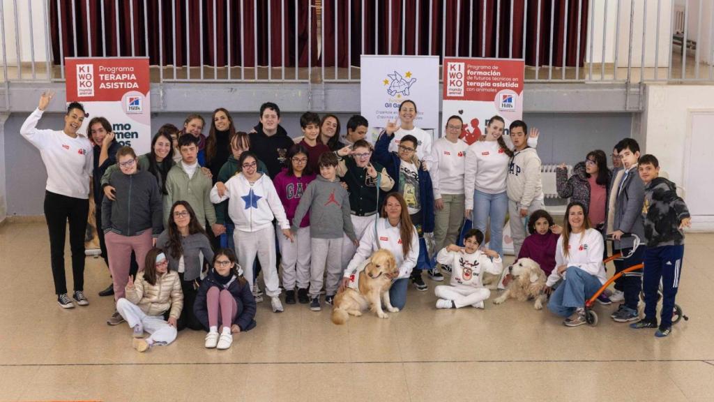 Los niños del colegio Gil Gayarre con las perra de terapia del proyecto Yuracán.
