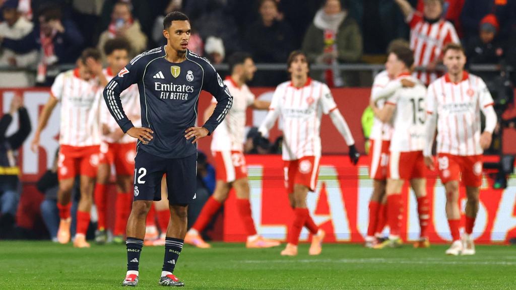 Trent, con los brazos en cadera tras el gol del Girona.