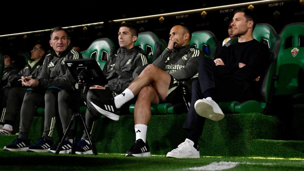 Xabi Alonso, con su cuerpo técnico durante el partido ante el Elche.