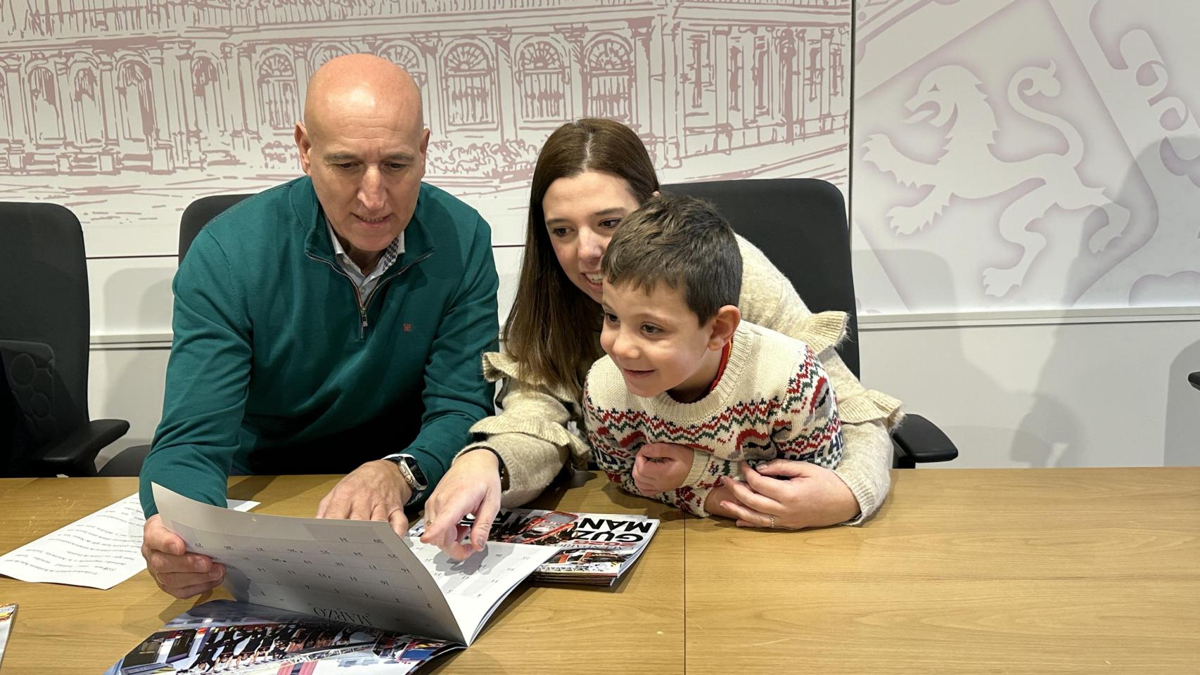 Calendario solidario de los Bomberos de León dedicado a Guzmán