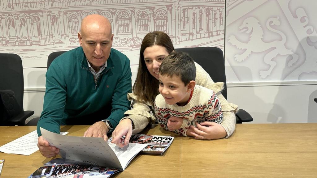 Calendario solidario de los Bomberos de León dedicado a Guzmán