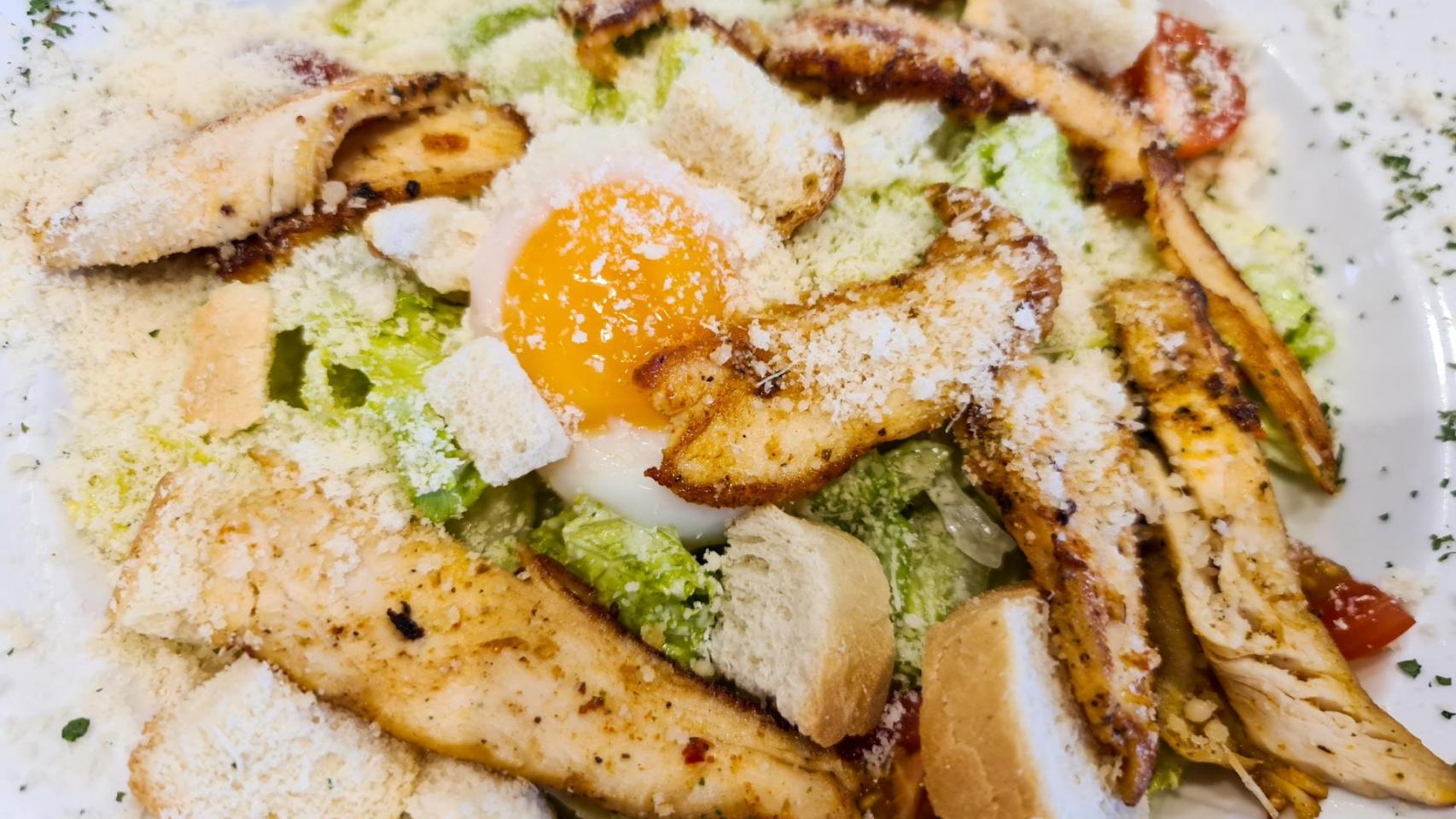 La ensalada césar es un plato rico en colina. Public Domain Pictures.