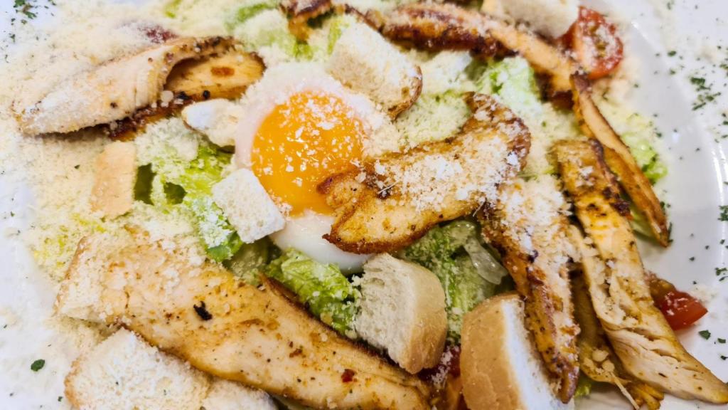 La ensalada césar es un plato rico en colina. Public Domain Pictures.