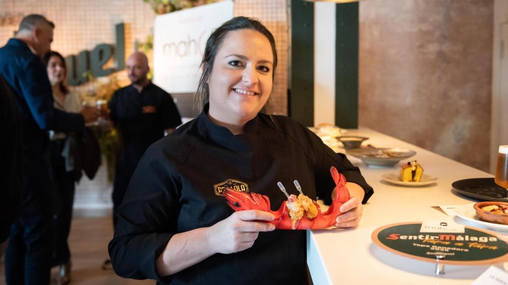 Carmen Esteban, chef ejecutiva del Grupo Casa Lola, junto a la tapa ganadora.