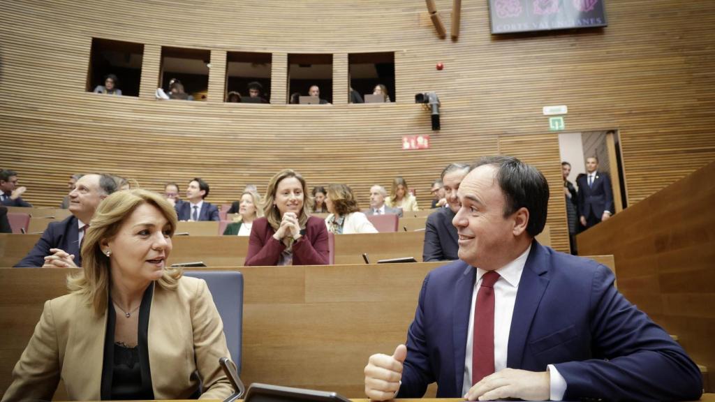 Garçom com Perez Lorca. José Cuéllar / Corts