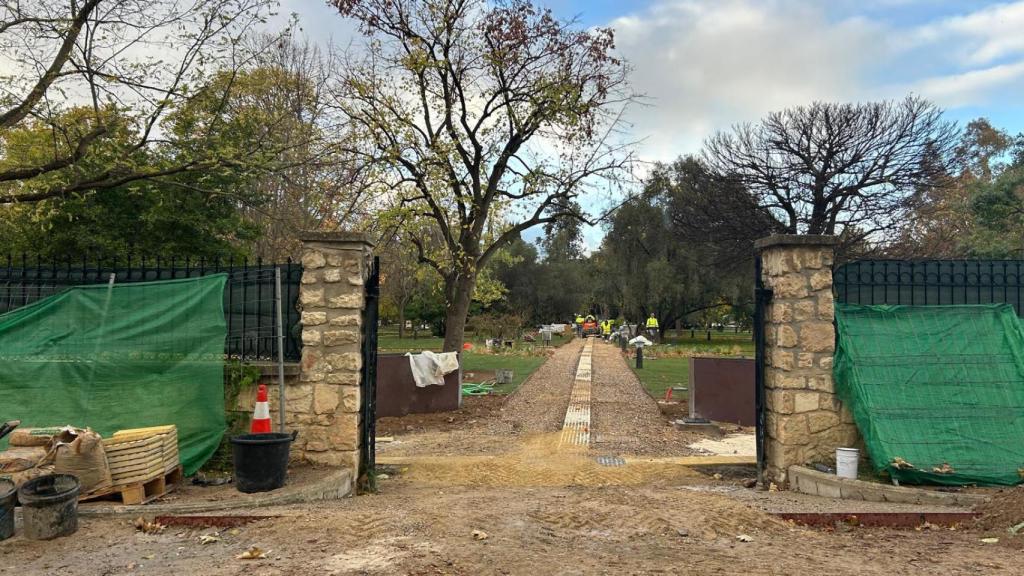 Últimos trabajos en el jardín Botánico, antes de su apertura.