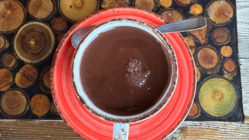 Una taza de chocolate.