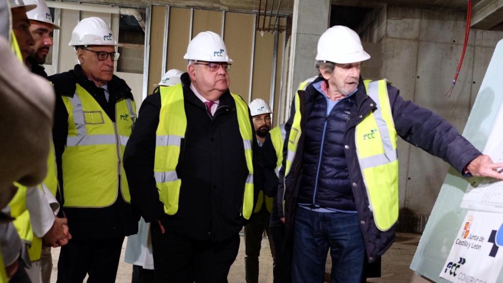 El consejero de Sanidad, Alejandro Vázquez Ramos, visita el bloque de consultas externas del Hospital Universitario de Salamanca.