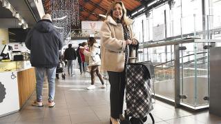 Marta Herrán con su carro de la compra, en el Mercado del Val