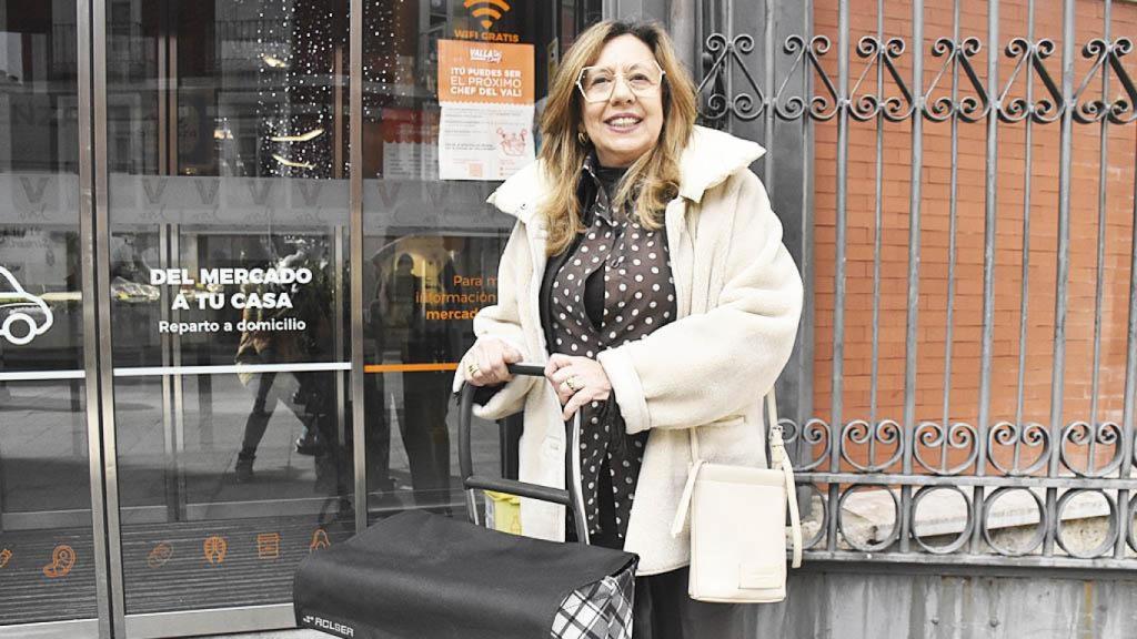 Marta Herrán a las puertas del Mercado del Val