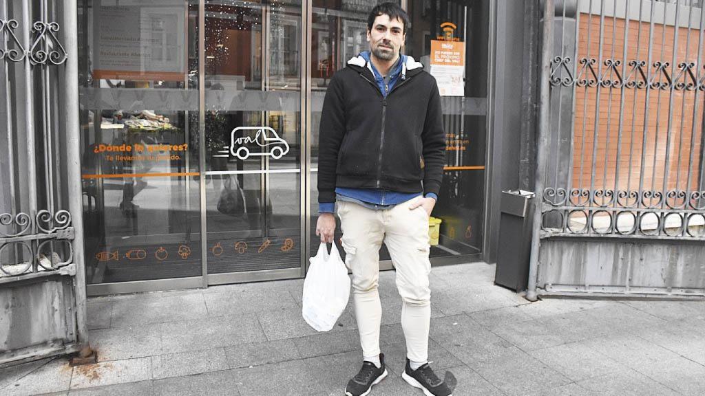 Miguel Ángel Gallego a las puertas del Mercado del Val.