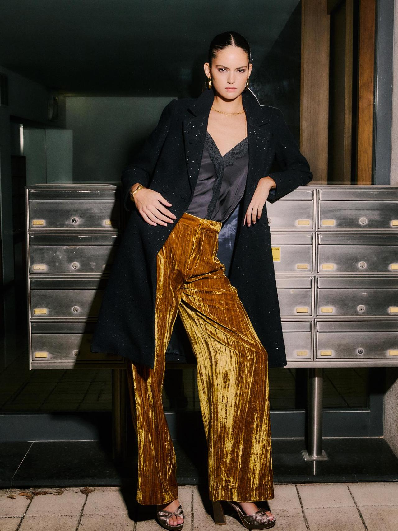 Estilismo con contraste de colores.