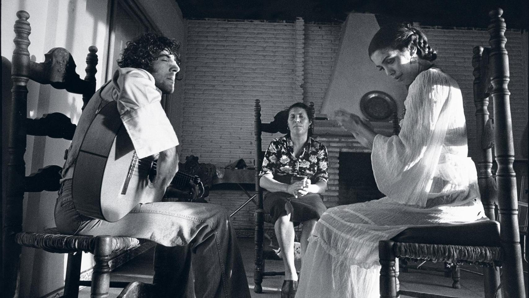 Manuel Molina y Lole Montoya en un ensayo. Al fondo, Antonia 'La Negra', madre de la cantaora. Foto: Mario Pacheco