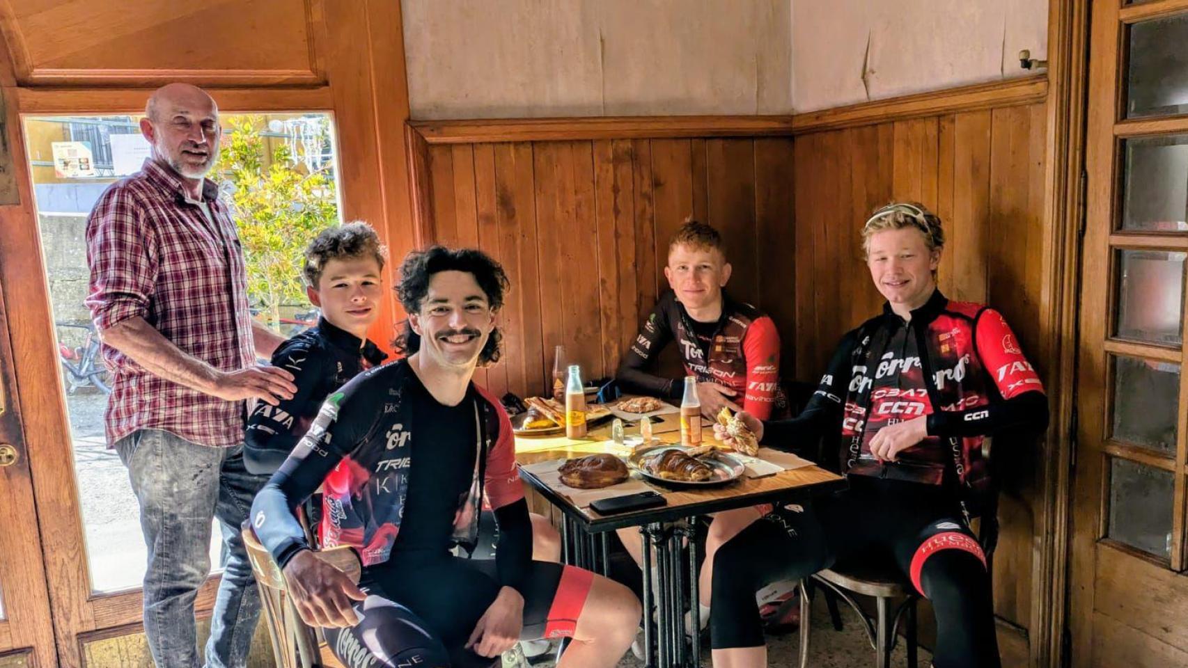 José Luis, junto a unos clientes en la panadería.