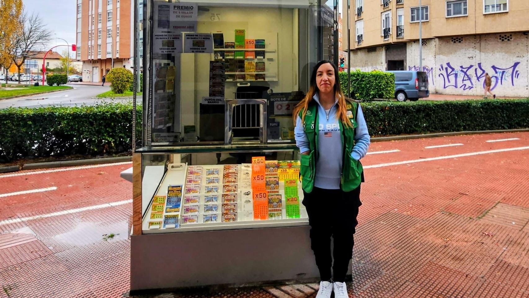 Marina Pilar Casa posa en su establecimiento de la ONCE