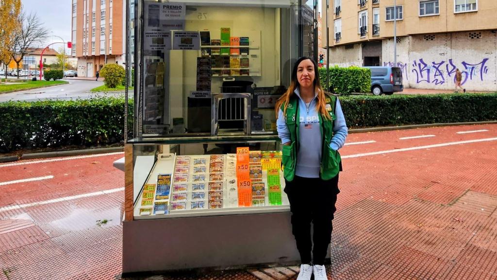 Marina Pilar Casa posa en su establecimiento de la ONCE