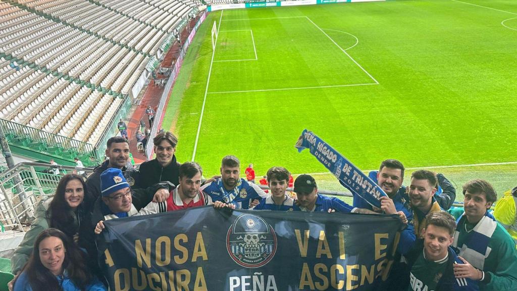 Pablo, con sus compañeros de la peña deportivista de Verín Pablo Amo, en Córdoba.