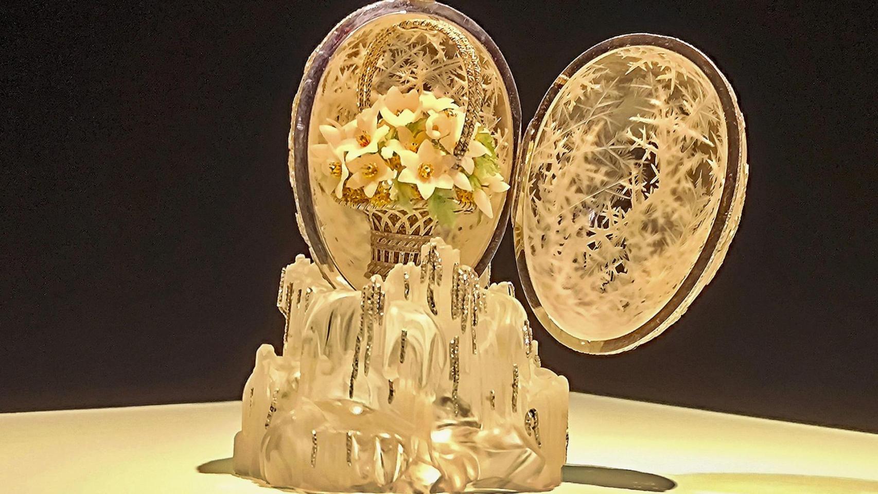 El ‘Huevo de Invierno’ creado por el joyero ruso Peter Carl Fabergé en 1913 por encargo del zar Nicolás II de Rusia, fue vendido hoy en una subasta en Londres por 22,89 millones de libras esterlinas, equivalentes a 26 millones de euros. EFE/Guillermo Garrido