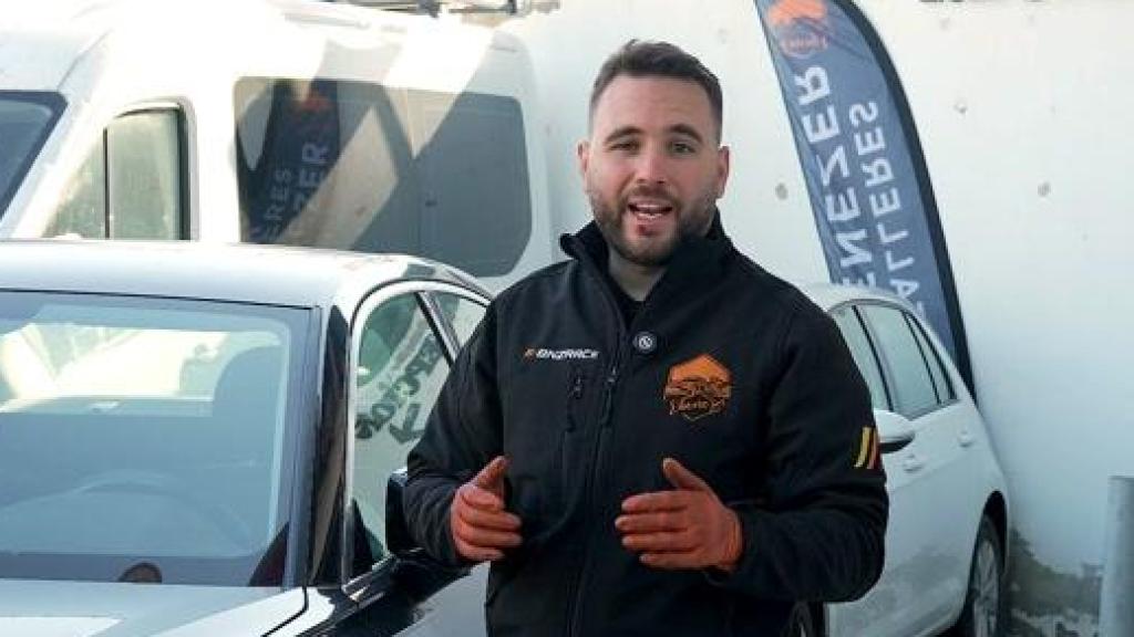 El mecánico Juan José Ebenezer advierte sobre los riesgos de instalar llantas más grandes de lo estipulado sin recalibrar el velocímetro.