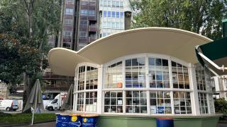 Imagen del quisco ya cerrado.