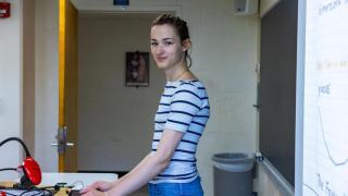 Hannah Cairo, la joven de 17 años que refutó una conjetura matemática.