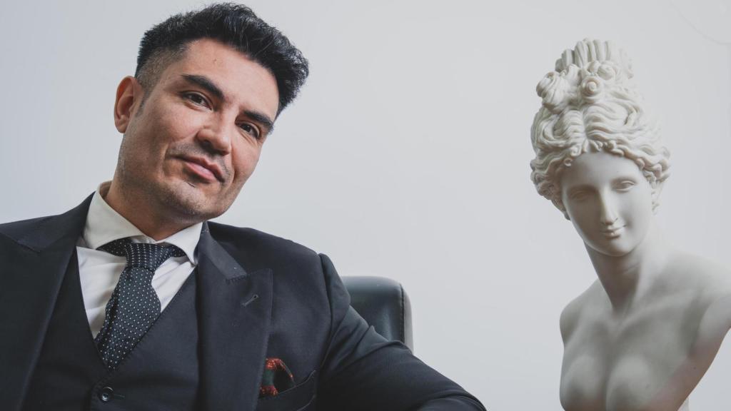 Alfredo Arrién, posando para EL ESPAÑOL, ayer, en su despacho.