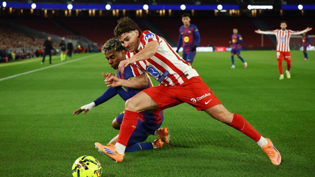 Lamine y Julián Álvarez luchan por llevarse el balón.