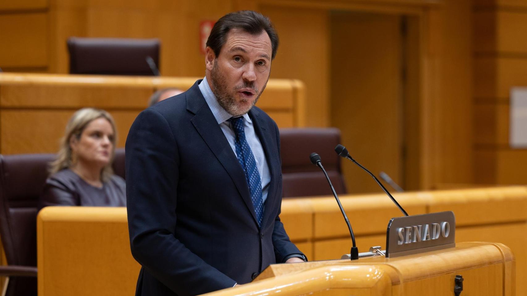 El ministro de Transportes y Movilidad Sostenible, Óscar Puente, interviene durante la sesión plenaria en el Senado.