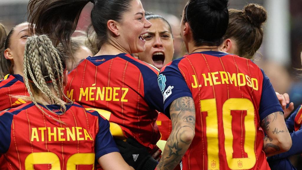 Jenni Hermoso celebra con sus compañeras ganar el título de la Liga de Naciones 2025