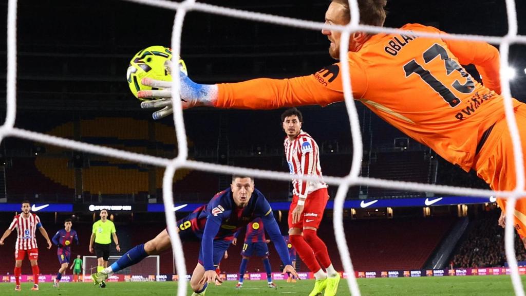 Oblak impede o gol de Lewandowski.