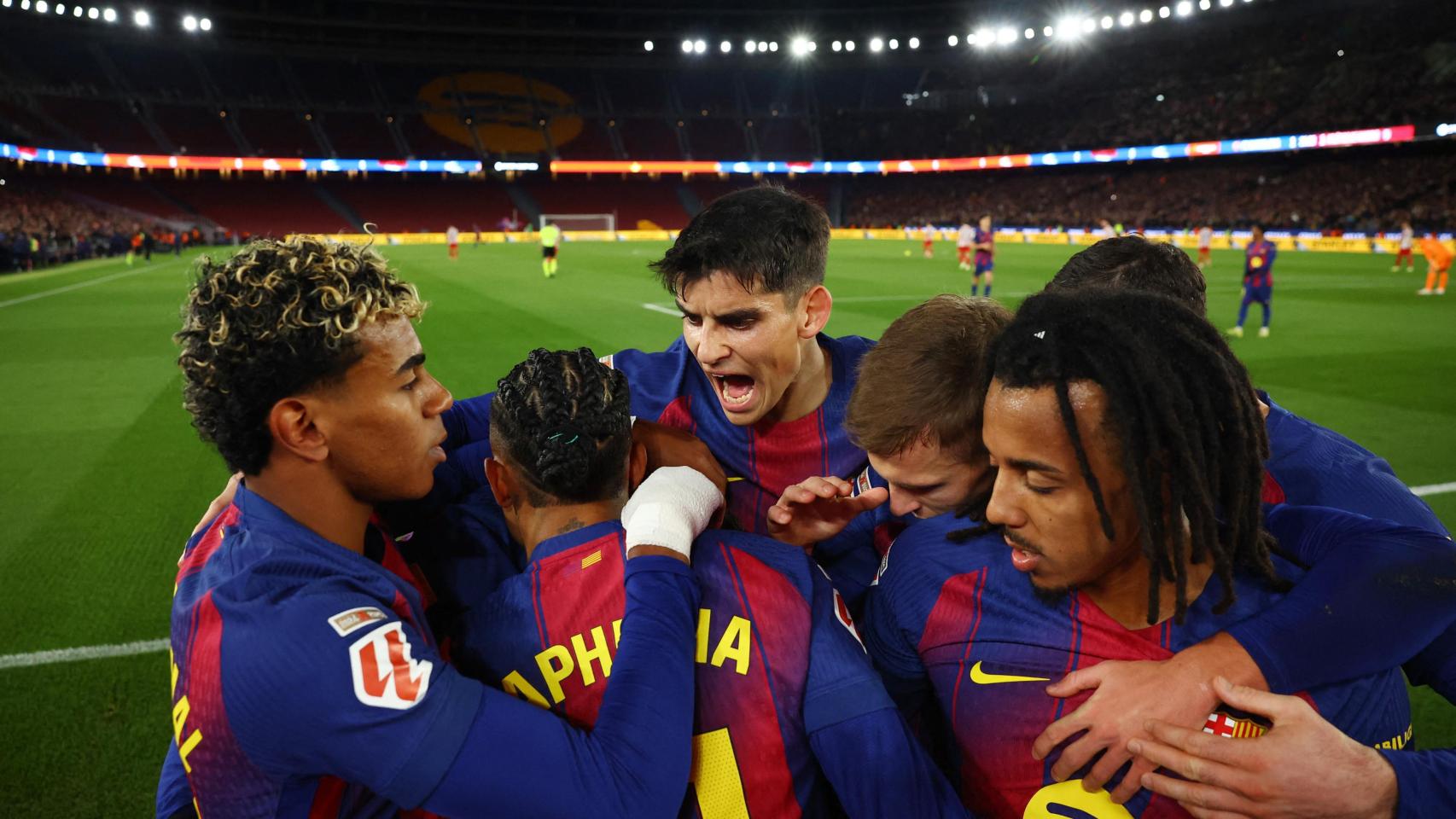 Los jugadores del Barça celebran el gol de Raphinha ante el Atlético de Madrid.