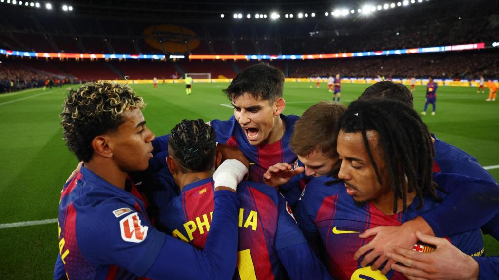 Los jugadores del Barça celebran el gol de Raphinha ante el Atlético de Madrid.