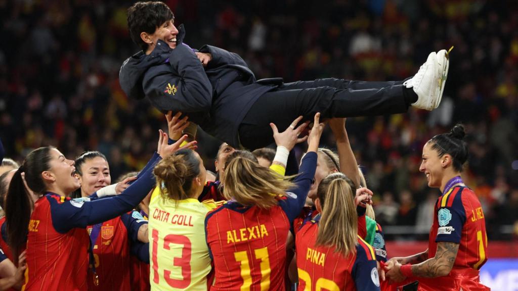 Las jugadoras de la Selección mantean a Sonia Bermúdez tras ganar la Nations League femenina