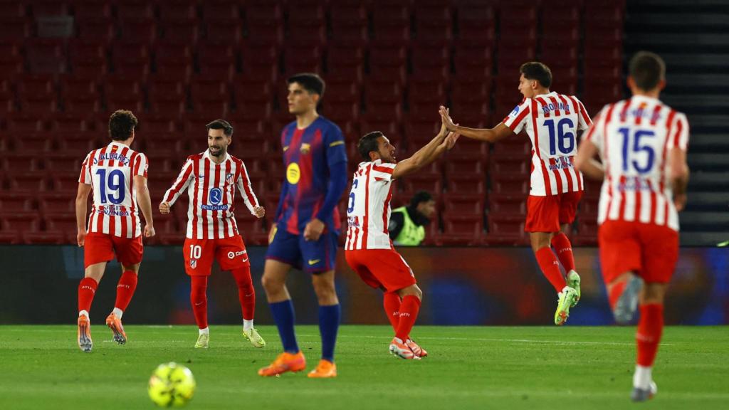 Jogadores do Atlético de Madrid comemoram o gol de Baena.