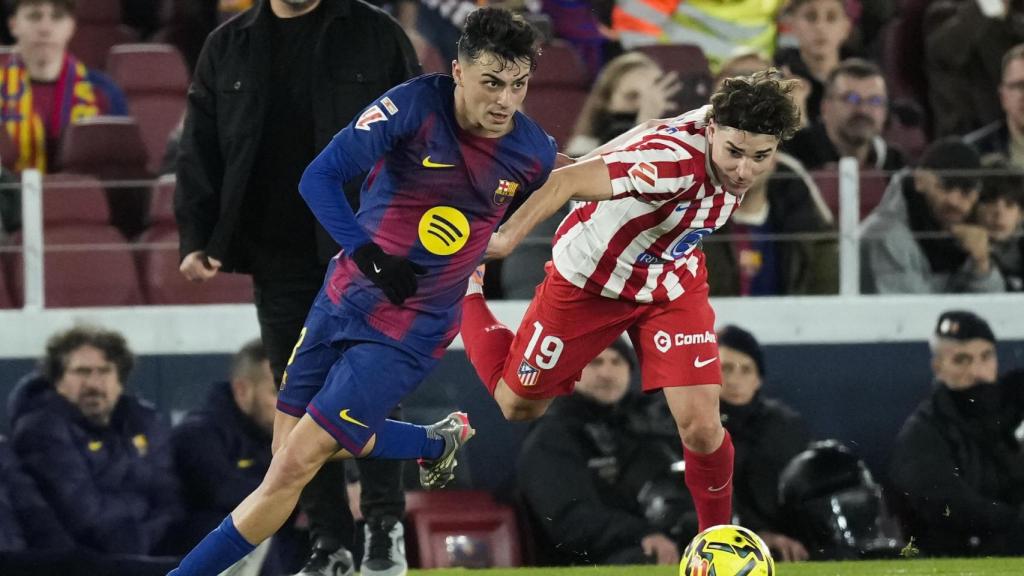 Pedri deixa Julian Alvarez.