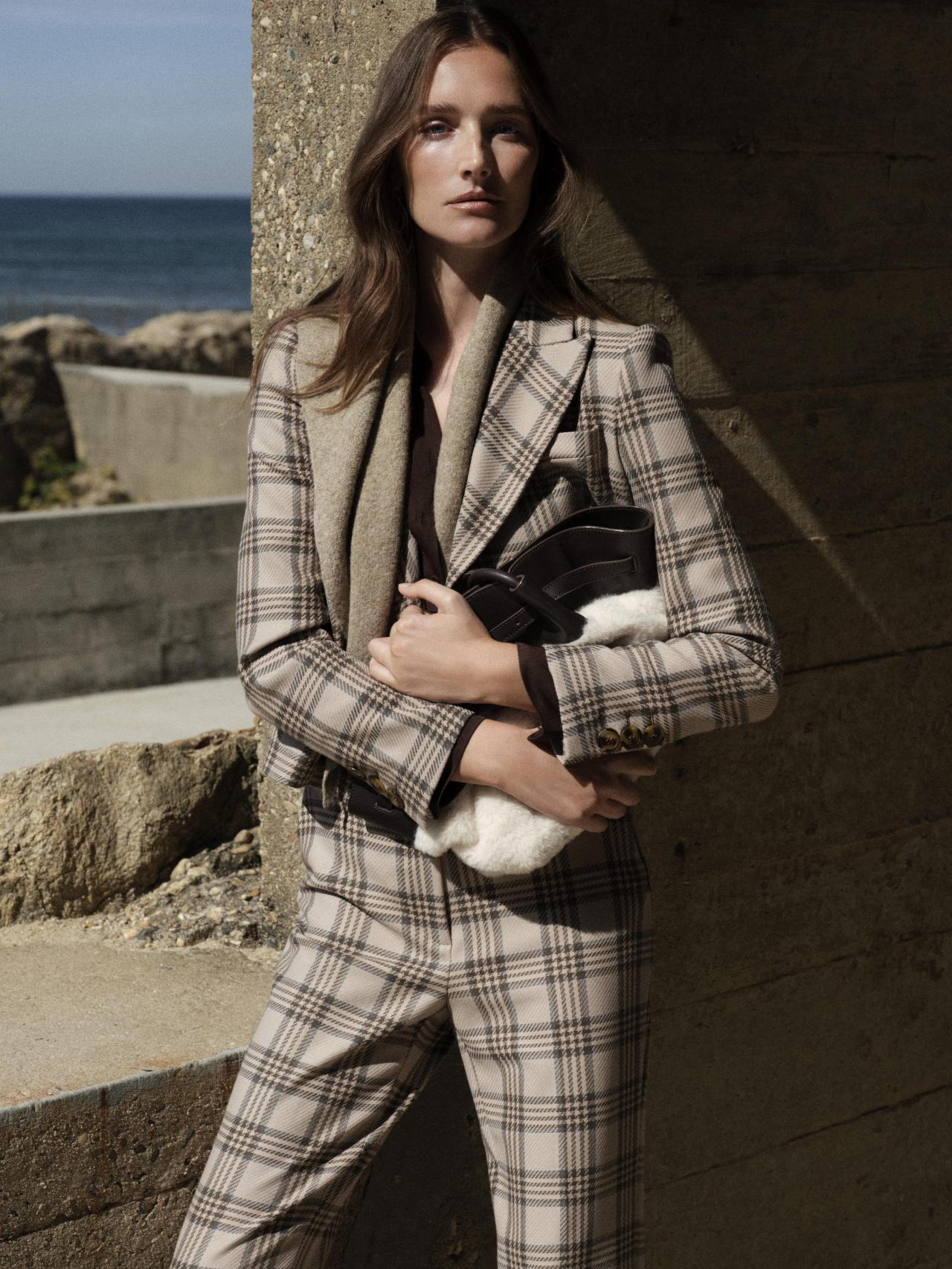 Pantalón de cuadros y blazer a juego.