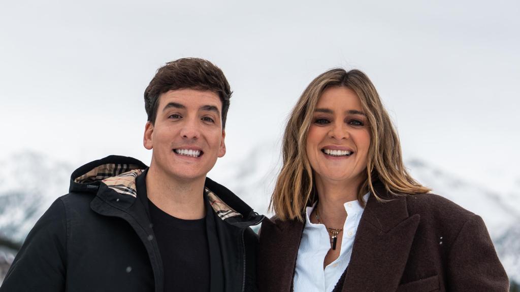 Xuso Jones y Sandra Barneda, en la estación de esquí de Formigal-Panticosa, en Huesca.