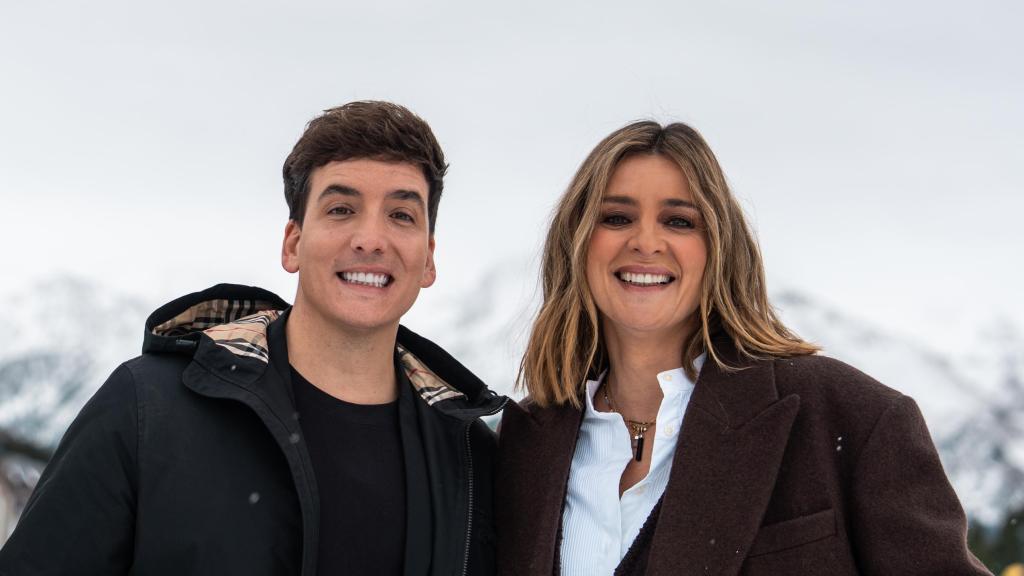 Xuso Jones y Sandra Barneda, en la estación de esquí de Formigal-Panticosa, en Huesca.