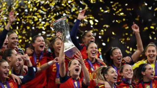 Irene Paredes levanta el trofeo de la Liga de Naciones Femenina